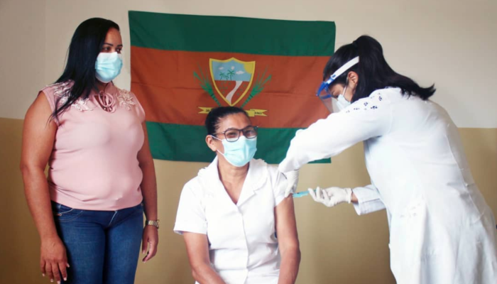 Técnica de enfermagem da unidade mista é a primeira a ser vacinada em Itaquitinga